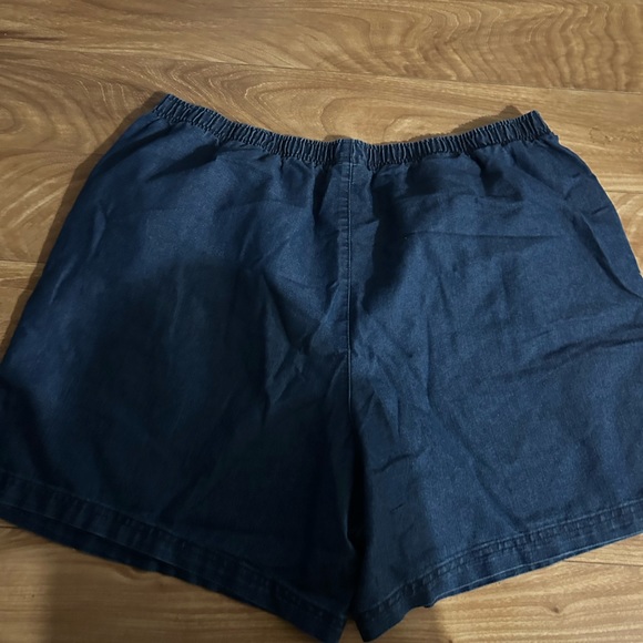 I’m selling shorts - Picture 3 of 3